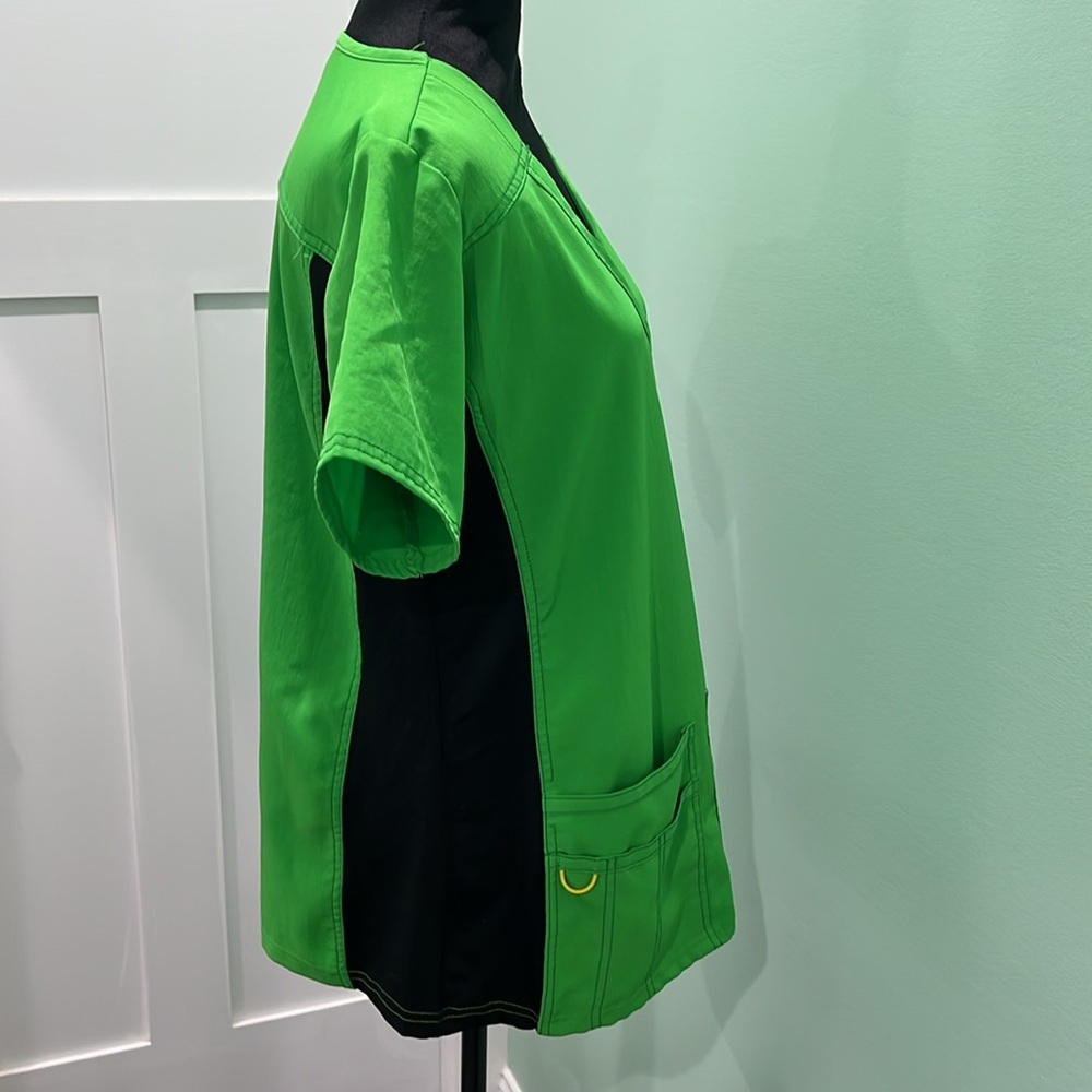 Wonder wink four stretch women’s scrub top. M. Lime green and black. - Picture 5 of 8